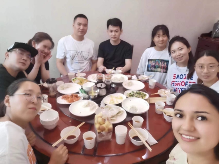 保拉與中國(guó)朋友在一起。圖片由受訪者提供