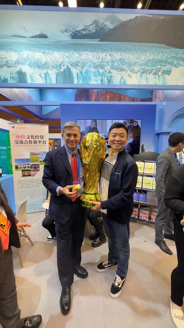 2022年，馬克西米與同事在上海。圖片由受訪者提供