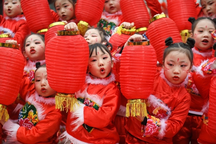 1月18日，四川省閬中市閬中古城，民間藝人和文藝工作者在表演節(jié)目歡度臘八節(jié)，喜迎農(nóng)歷新年。這是參演的小朋友在表演。新華社發(fā)（王玉貴 攝）