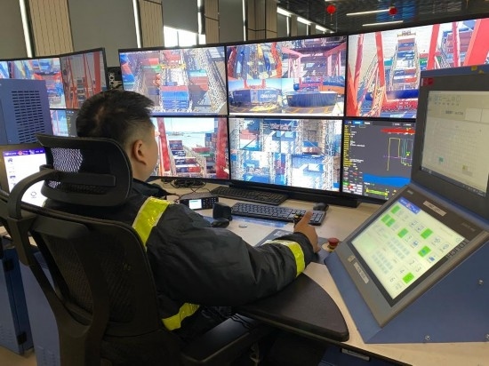 圖為寧波舟山港梅山港區(qū)遠控操作室內，橋吊司機在遠程控制橋吊裝卸。新華社記者魏一駿 攝
