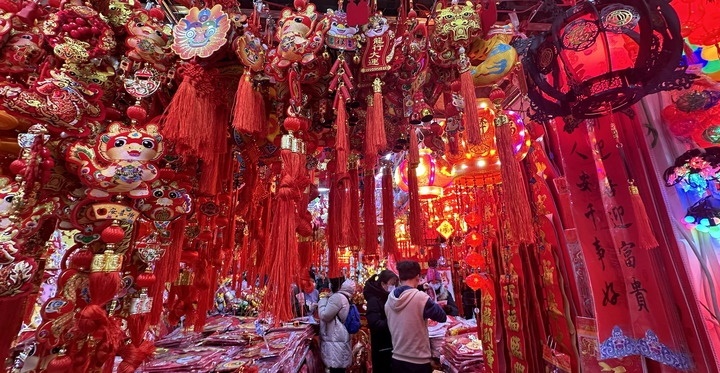 1月19日，市民在北京一商場內(nèi)選購春節(jié)裝飾品。新華社記者李欣攝