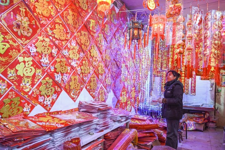 1月21日，在山西省晉中市平遙縣一家市場，市民在選購年貨。新華社發(fā)（梁生仁攝）