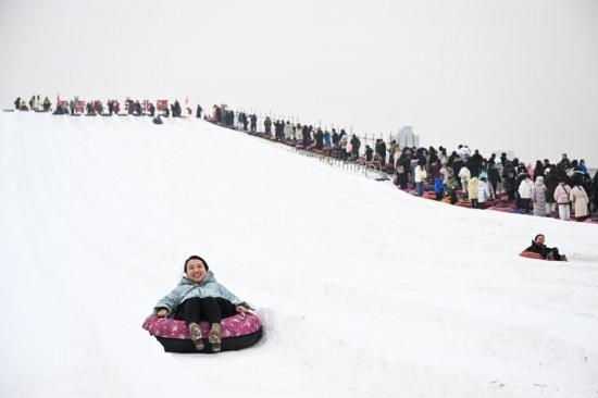圖為1月18日，市民在內(nèi)蒙古賽馬場(chǎng)滑雪圈。新華社記者 貝赫 攝