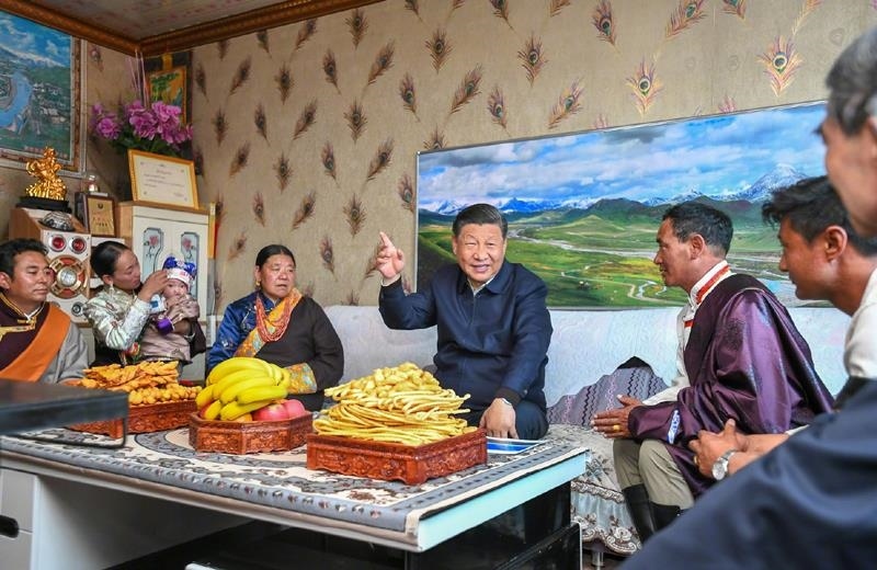 △2021年6月8日，習(xí)近平總書記在青海海北藏族自治州剛察縣果洛藏貢麻村，同藏族牧民索南才讓一家人圍坐在客廳聊家常。