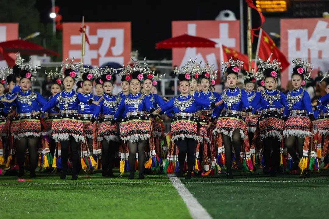 △2024年2月3日，2024年全國“村晚”示范展示活動(dòng)暨貴州“村超村晚”系列活動(dòng)之一的民族文化展演，在榕江縣“村超”足球場舉行。