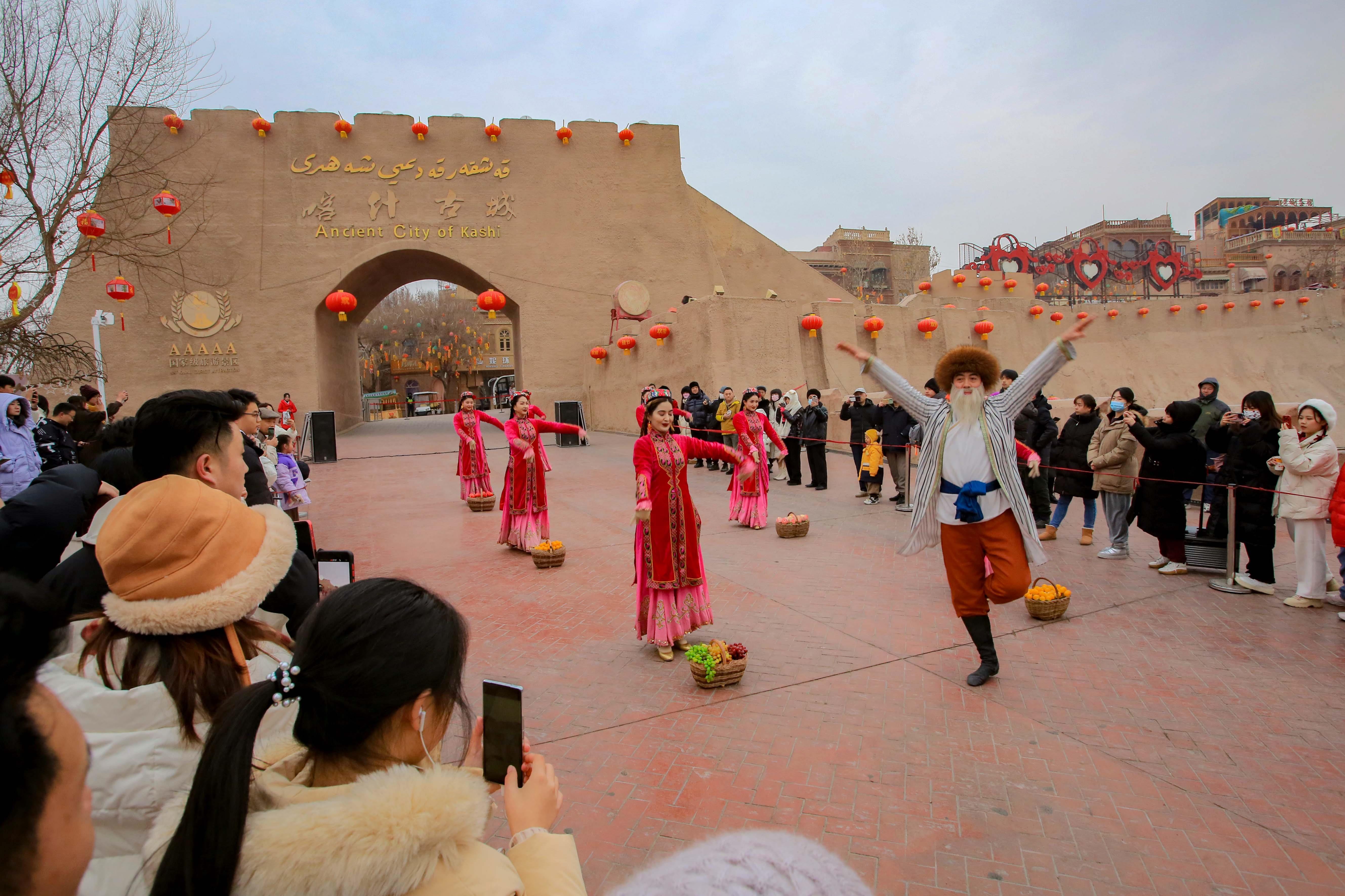 △2024年2月4日，演員在新疆喀什古城入城儀式上表演舞蹈。