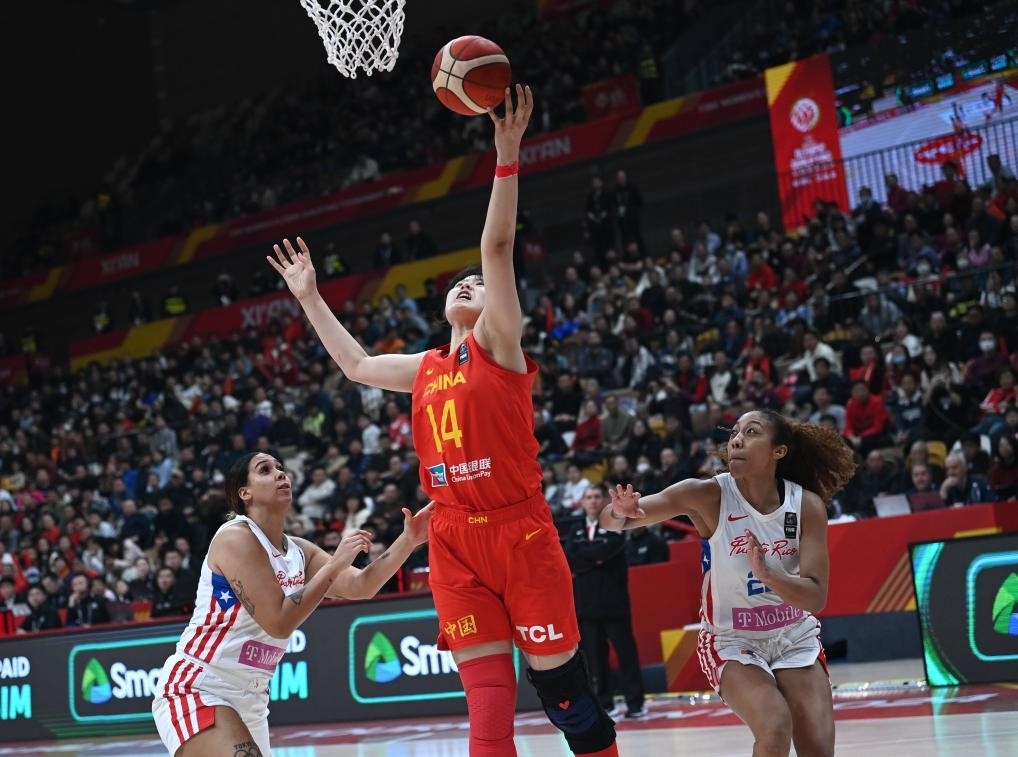 2月11日，中國隊球員李月汝（中）在比賽中上籃。新華社記者 李一博 攝