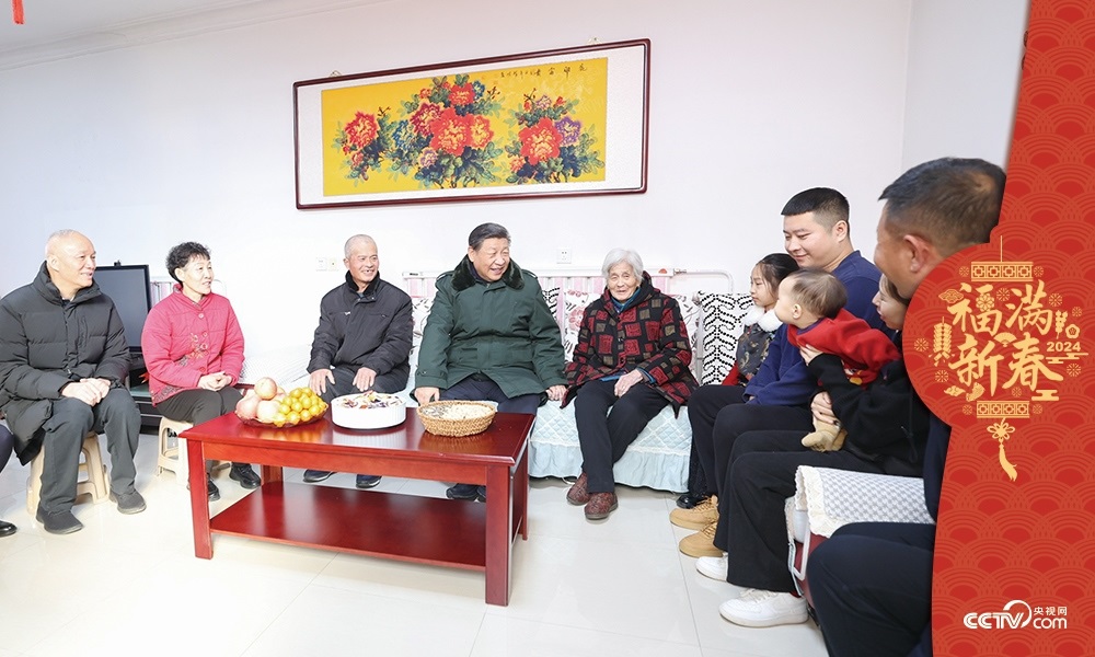 2024年2月1日，習(xí)近平總書記在天津市西青區(qū)辛口鎮(zhèn)第六埠村考察時，同村民杜洪剛一家人親切拉家常。