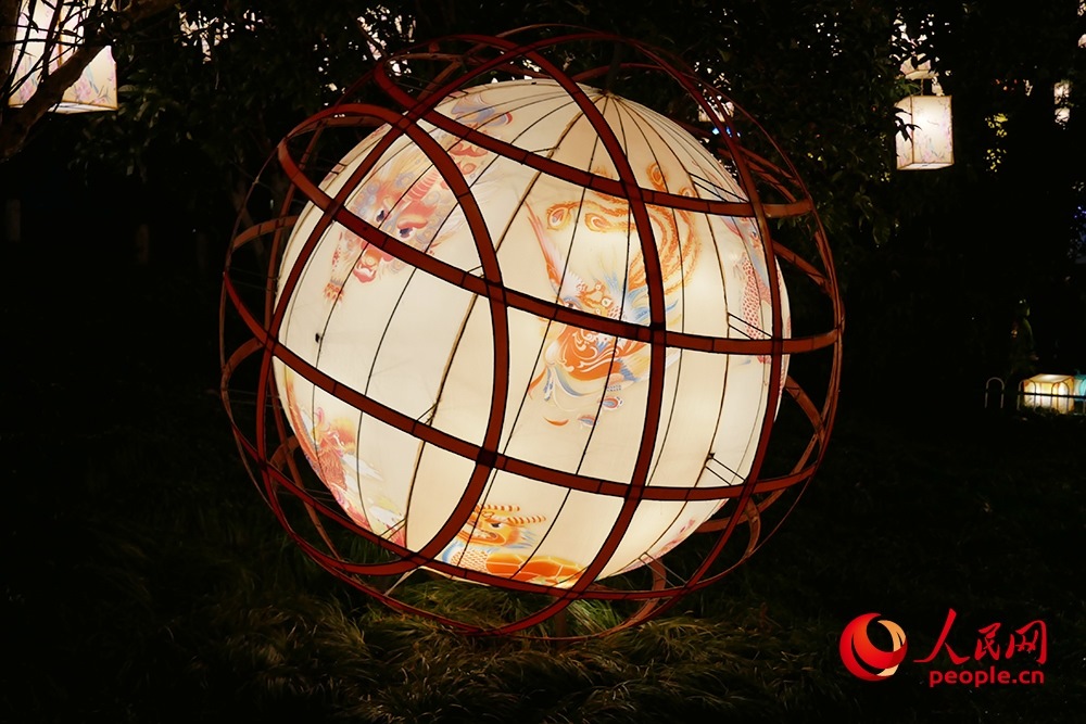 白鷺洲公園展出的燈彩作品。人民網(wǎng)記者 韋衍行攝
