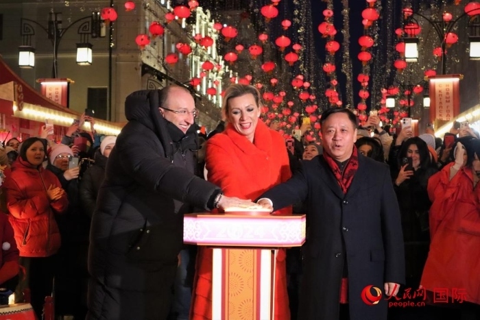 張漢暉、扎哈羅娃、科茲洛夫（從右至左）共同按下活動啟動按鈕。于子恒攝