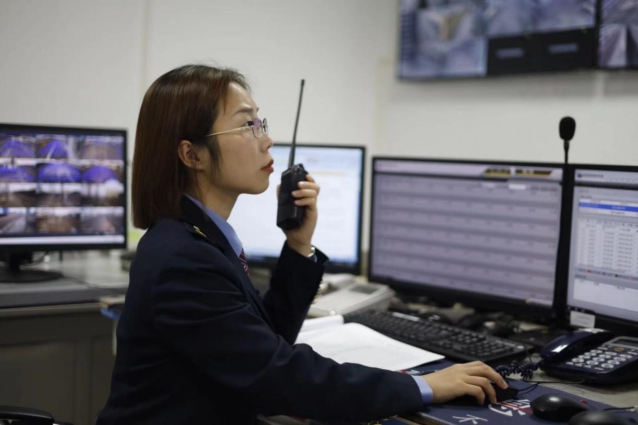 張華正在使用對講機(jī)溝通客運(yùn)工作情況。蔡紫妍攝