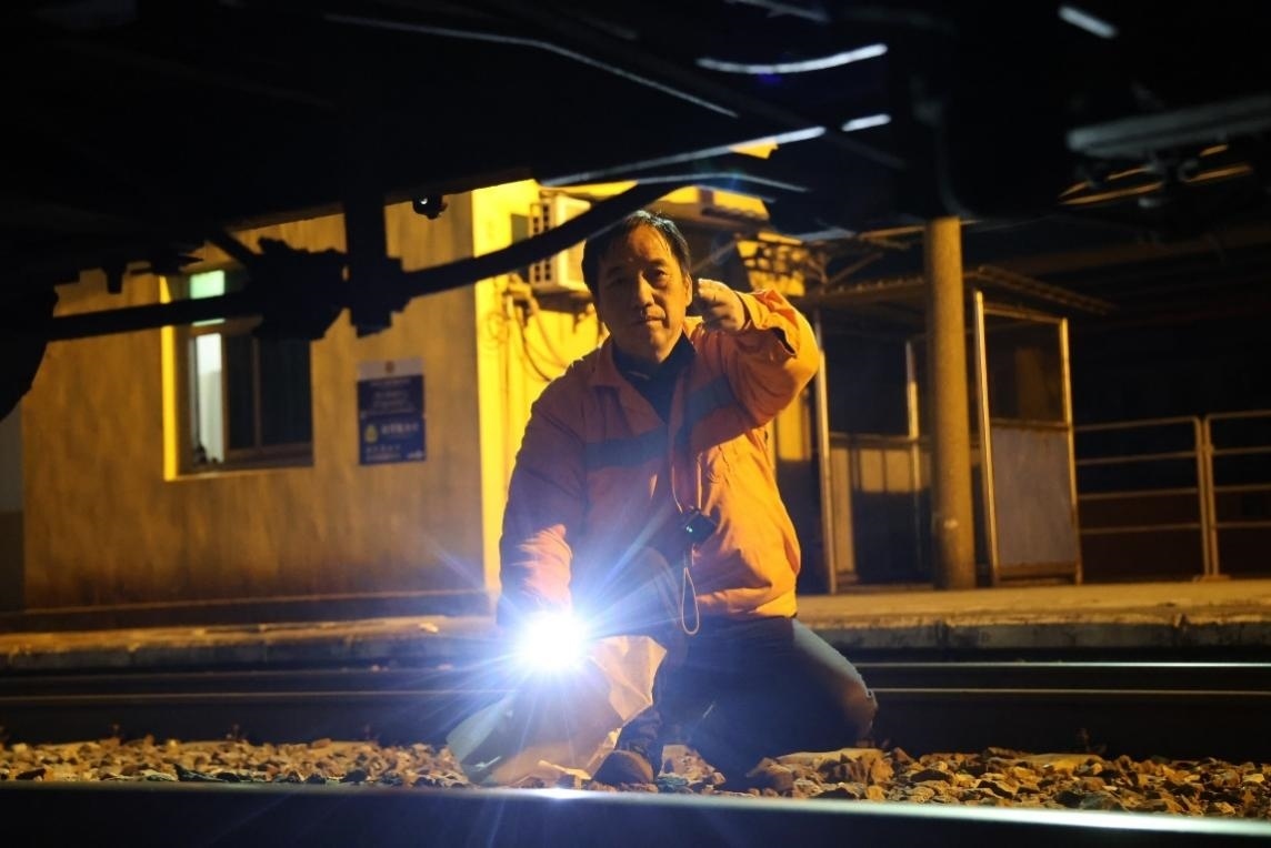 凌晨2點(diǎn)，李金饒正在檢查關(guān)門車。陸佳駿攝