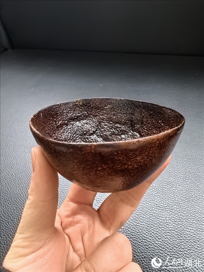 用橘子皮制成的碗。人民網(wǎng)記者 周雯攝