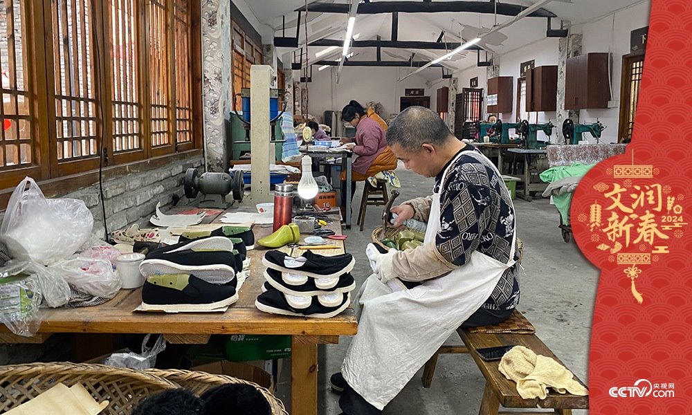 唐昌布鞋坊內(nèi)的工人正在趕制布鞋。王凡攝