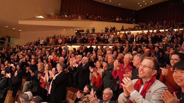 中德觀眾觀看中央民族樂團(tuán)“”天地永樂·中國節(jié)“”音樂會(huì)。中國駐德國大使館供圖