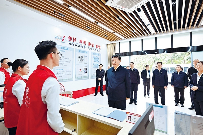 2023年12月14日至15日，中共中央總書記、國家主席、中央軍委主席習(xí)近平在廣西考察。這是14日上午，習(xí)近平在南寧市良慶區(qū)蟠龍社區(qū)黨群服務(wù)中心考察。 新華社記者 燕雁/攝