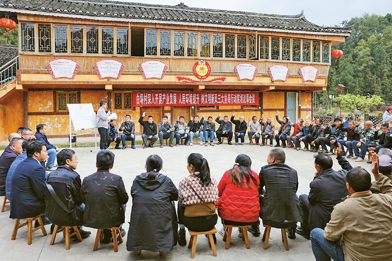 圖為2023年4月6日，貴州省黔東南苗族侗族自治州施秉縣白垛鄉(xiāng)白垛村村民在討論產(chǎn)業(yè)發(fā)展、人居環(huán)境提升、鄉(xiāng)村文明建設(shè)相關(guān)事宜。 人民圖片 磨桂賓/攝