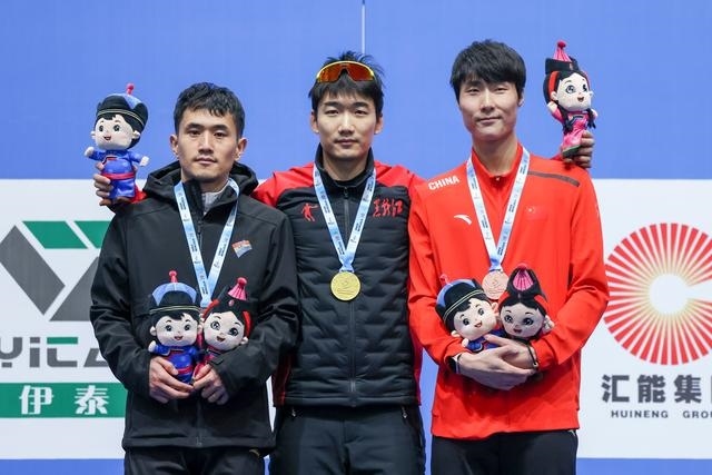 1月12日，“十四冬”速度滑冰（公開組）男子500米比賽，冠軍黑龍江隊選手高亭宇（中）、亞軍遼寧隊選手楊濤（左）、季軍河北隊選手李添龍在頒獎儀式上合影。新華社記者 王楷焱 攝