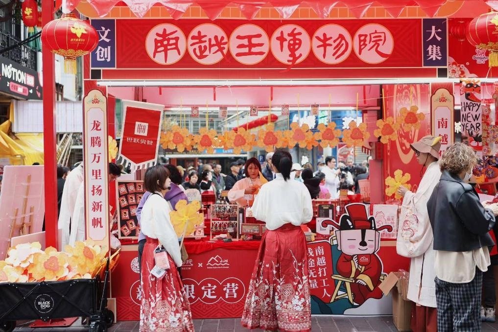 在西湖花市的南越王博物院攤位，文創(chuàng)與花市的跨界融合吸引了不少市民游客駐足。（南越王博物院供圖）