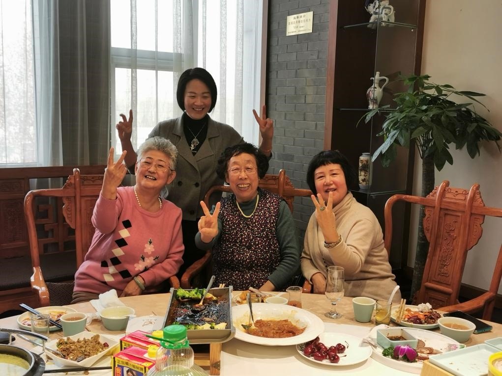 吳釗（前排左一）和鄰居一起在天津過(guò)年。（采訪對(duì)象供圖）