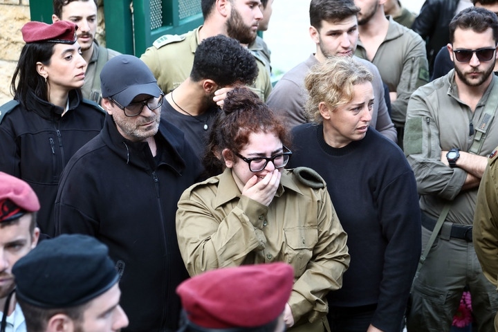 1月23日，在以色列特拉維夫的一處公墓，人們參加一名以色列士兵的葬禮。新華社發(fā)（吉德翁·馬科維奇攝/基尼圖片社）