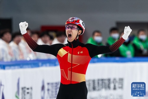 吉林隊選手孫龍沖線后慶祝勝利。新華社記者 李博 攝