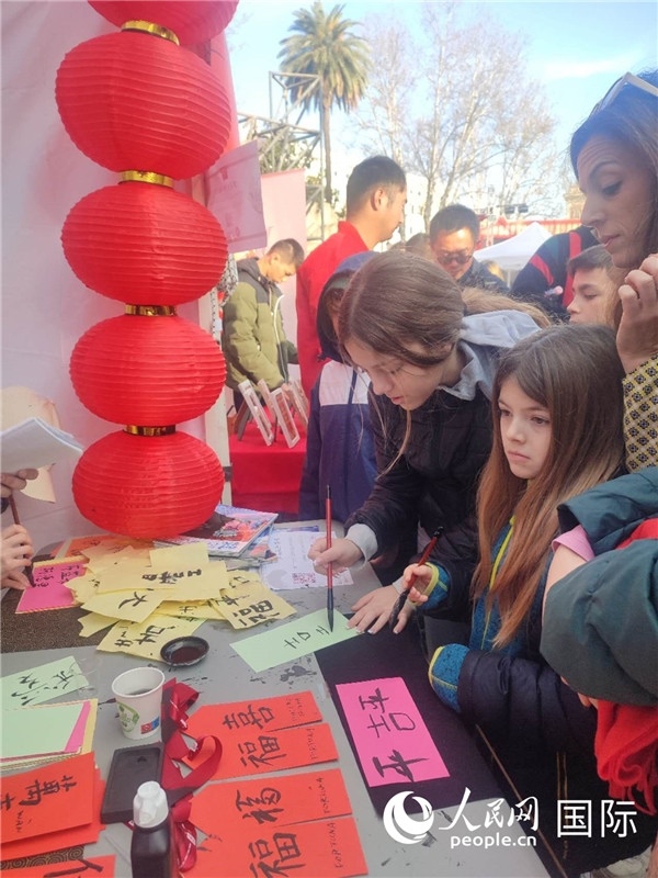 羅馬當地民眾對漢字充滿興趣。人民網記者鄭彬攝