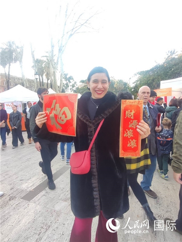 羅馬當地民眾迎春納福 人民網記者鄭彬攝