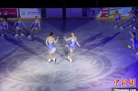 當(dāng)?shù)貢r(shí)間2月17日晚，青少年冰上春晚在加拿大多倫多舉行。圖為曾獲加拿大全國冠軍的一支青少年花滑隊(duì)進(jìn)行集體自由滑表演。 中新社記者 余瑞冬 攝