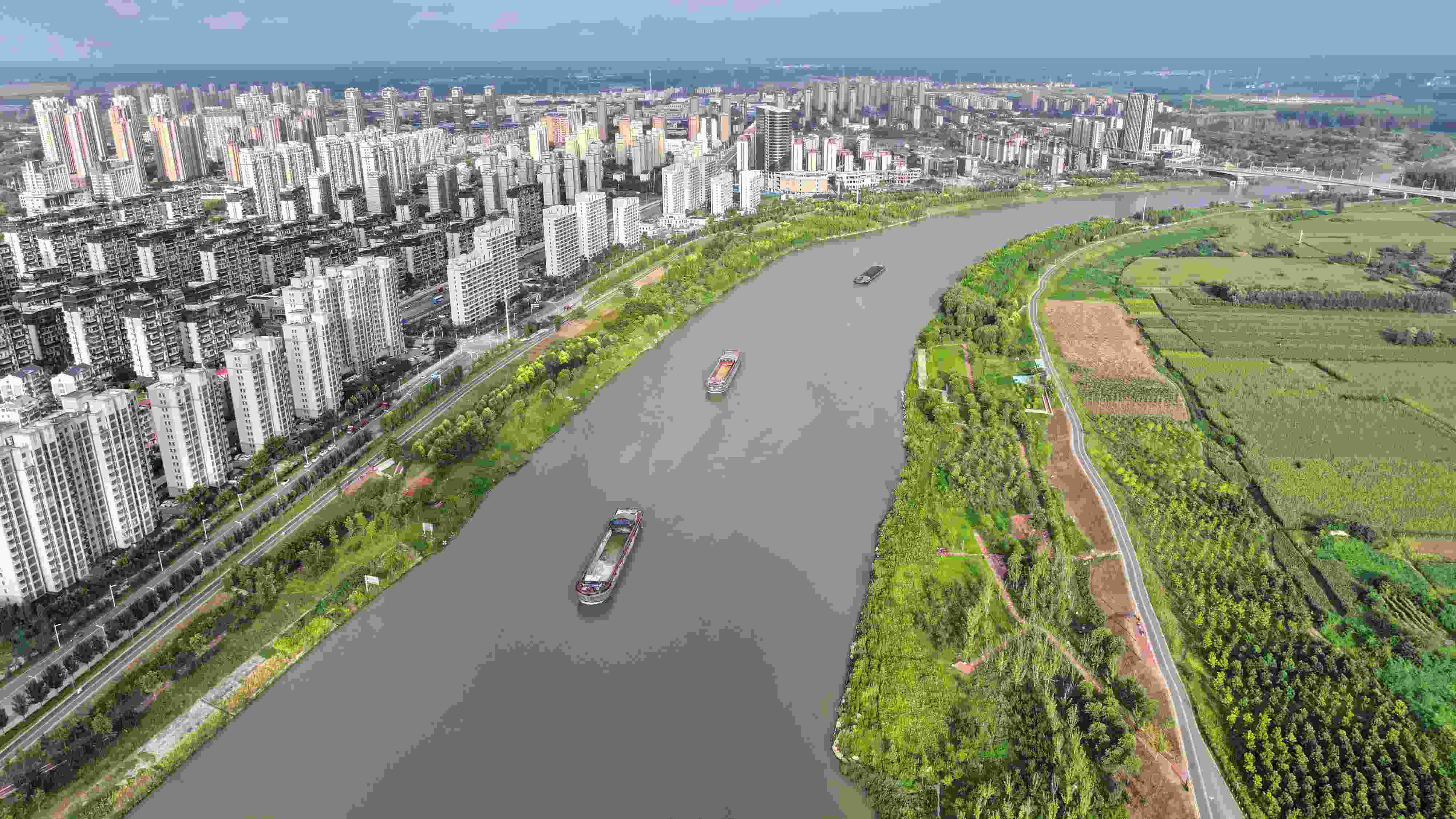 △ 2023年8月21日，安徽阜陽(yáng)，初秋時(shí)節(jié)，界首城市建設(shè)與沙潁河水系、橋梁和綠植相映襯，構(gòu)成一幅生態(tài)宜居的美麗畫卷。