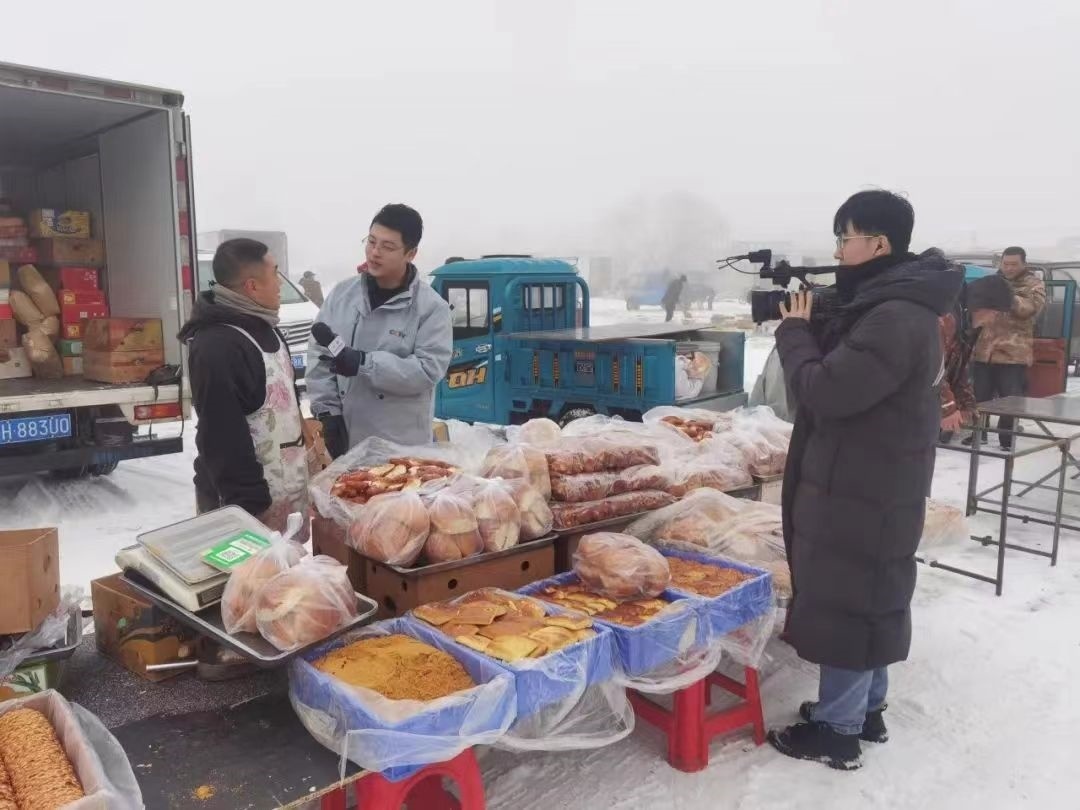 △ 2024年1月1日，在中央廣播電視總臺(tái)中央電視臺(tái)《新年新愿》報(bào)道中，遼寧營(yíng)口鲅魚(yú)圈區(qū)大集賣(mài)餅干的小哥憨態(tài)可掬的表情、生機(jī)勃勃的臉龐、充滿(mǎn)煙火氣的新年愿望，讓他火爆出圈。