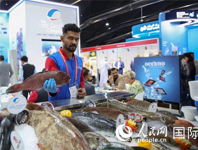 海灣食品展上，一位展商在展示海產(chǎn)品。人民網(wǎng) 塔里克·易卜拉欣攝