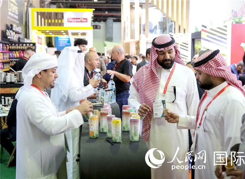 圖為專業(yè)觀眾在海灣食品展飲料展區(qū)參觀。人民網(wǎng) 塔里克·易卜拉欣攝