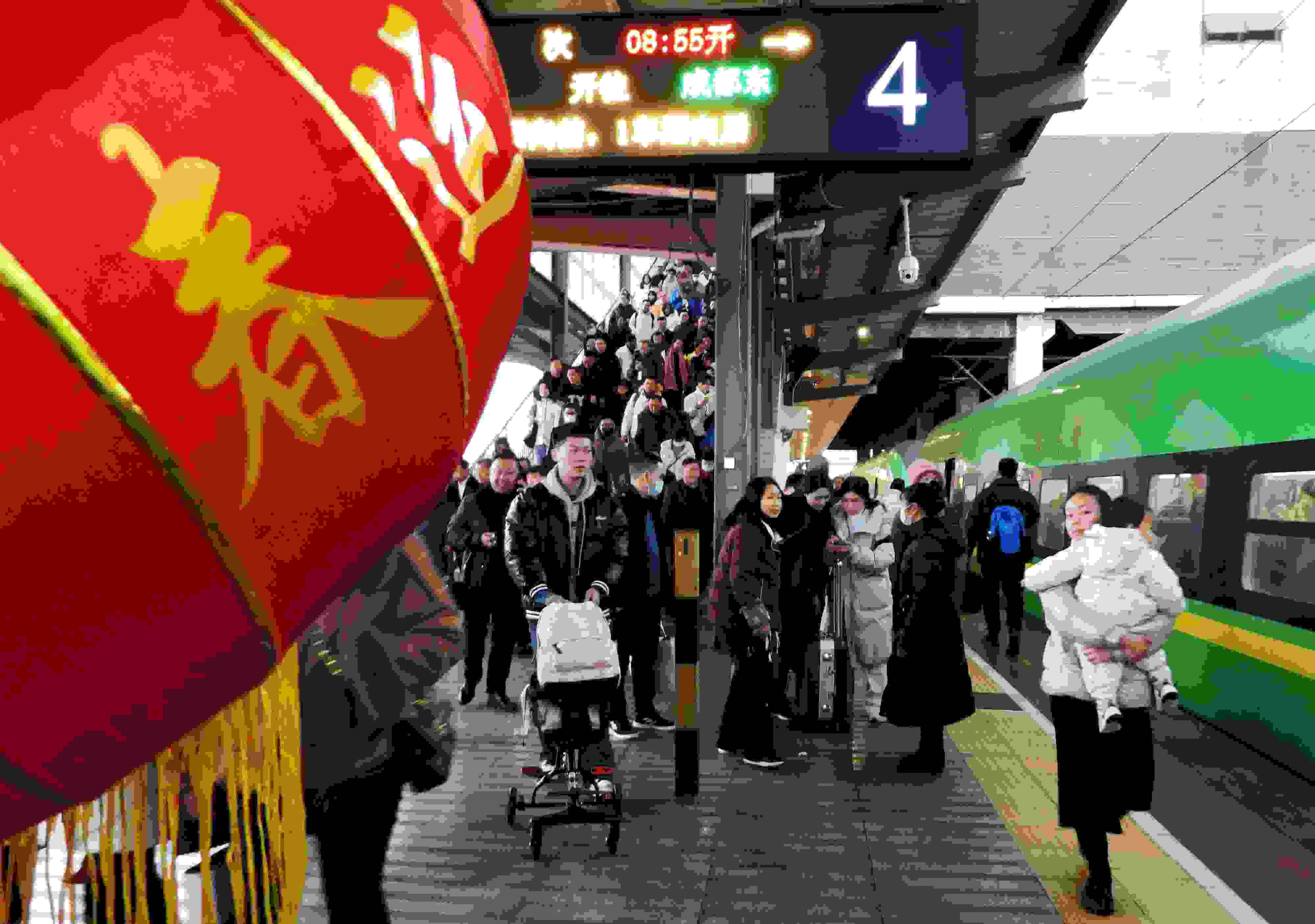 △ 2024年1月26日，四川省達州市車站，準(zhǔn)備乘坐“復(fù)興號”動車組列車出行的旅客。