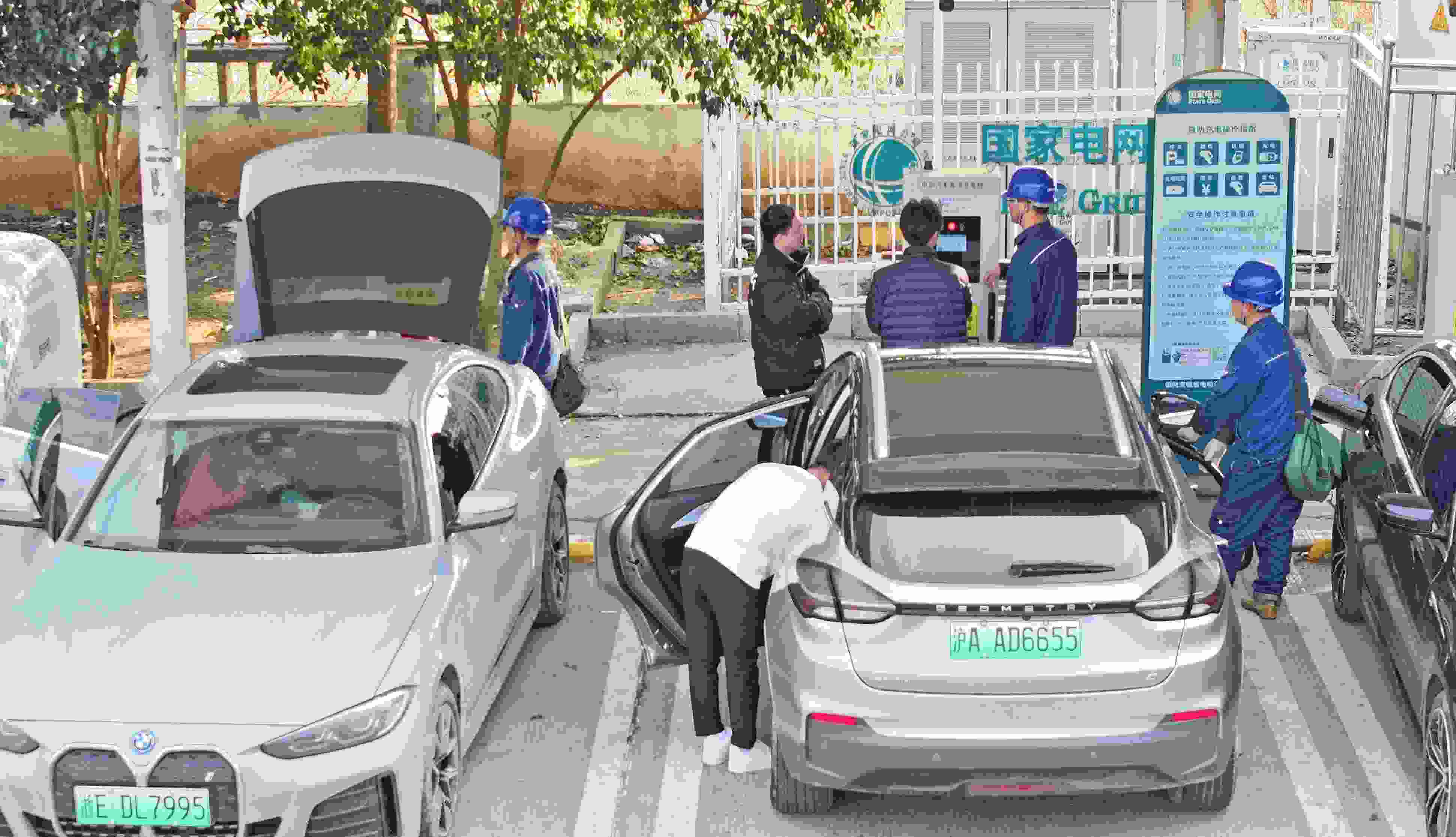 △ 2024年2月17日，安徽滁州來安縣大英鎮(zhèn)境內(nèi)的G36寧洛高速曹莊服務(wù)區(qū)，滁州市供電公司工作人員協(xié)助電動汽車車主高效解決充電中遇到的問題。