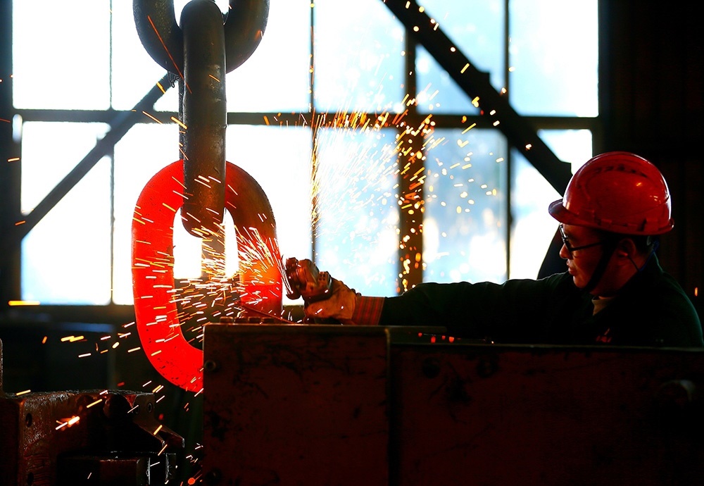 △ 2024年2月17日，青島市，即墨區(qū)靈山街道一家錨鏈企業(yè)，工人正在忙碌。