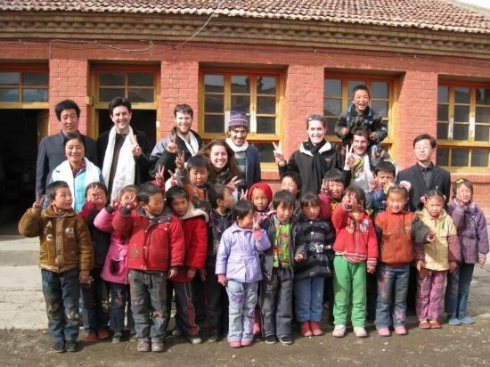 2008年，歐君廷帶領(lǐng)美國(guó)大學(xué)生到甘肅一所村辦小學(xué)訪問(wèn)教課