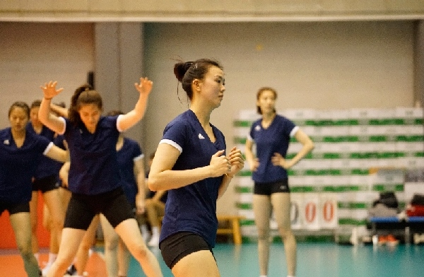 張常寧（右二）在訓(xùn)練中。人民網(wǎng)記者李乃妍攝