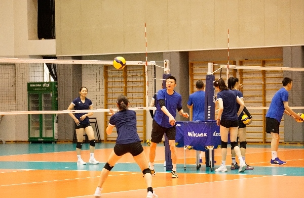 女排隊(duì)員在訓(xùn)練中。人民網(wǎng)記者李乃妍攝