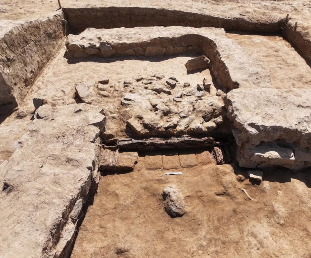 這是都蘭熱水墓群北一區(qū)M37號(hào)（“羊圈墓”）祭祀建筑的木質(zhì)門(mén)構(gòu)。