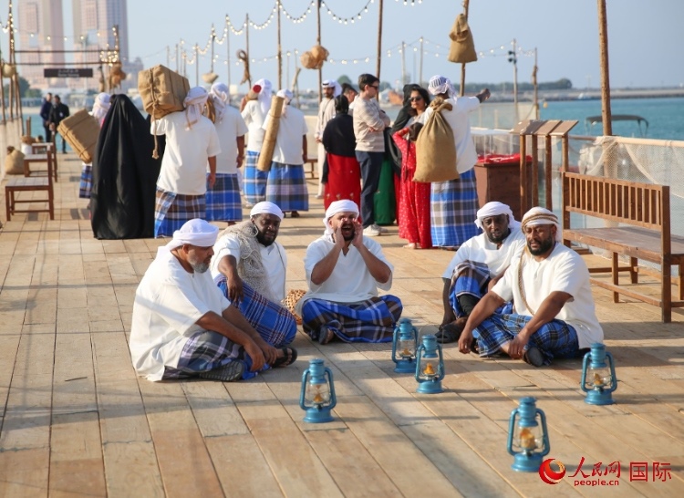 演藝人員展示售賣產(chǎn)品的場景。人民網(wǎng) 塔里克·易卜拉欣攝