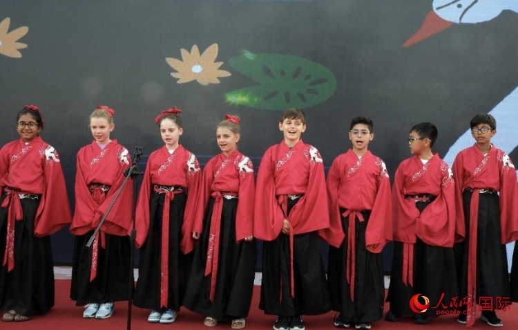 來自世界各地的小朋友一同誦讀中國古詩。人民網(wǎng) 滕婧含攝