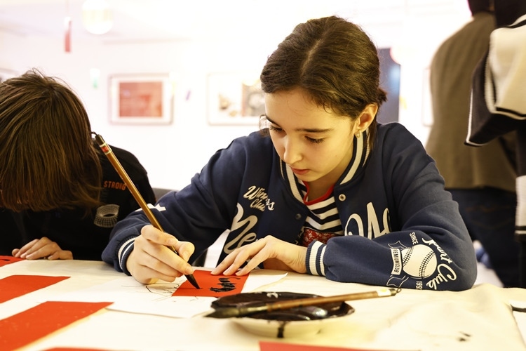 羅馬尼亞小朋友書寫毛筆字。中國文化中心供圖