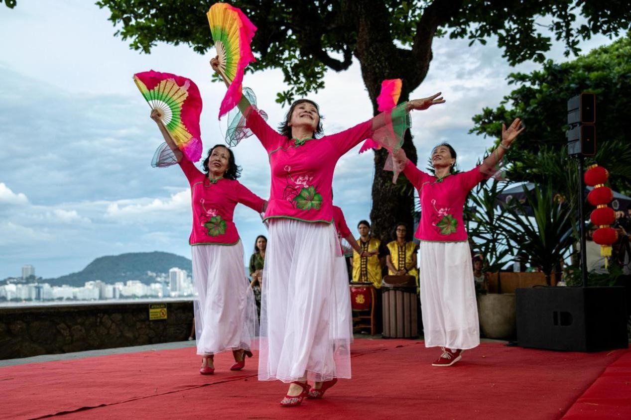 當(dāng)?shù)貢r(shí)間2月24日晚，2024年元宵節(jié)慶祝活動(dòng)在巴西里約熱內(nèi)盧市科帕卡巴納要塞舉辦。巴西山河文化促進(jìn)中心供圖