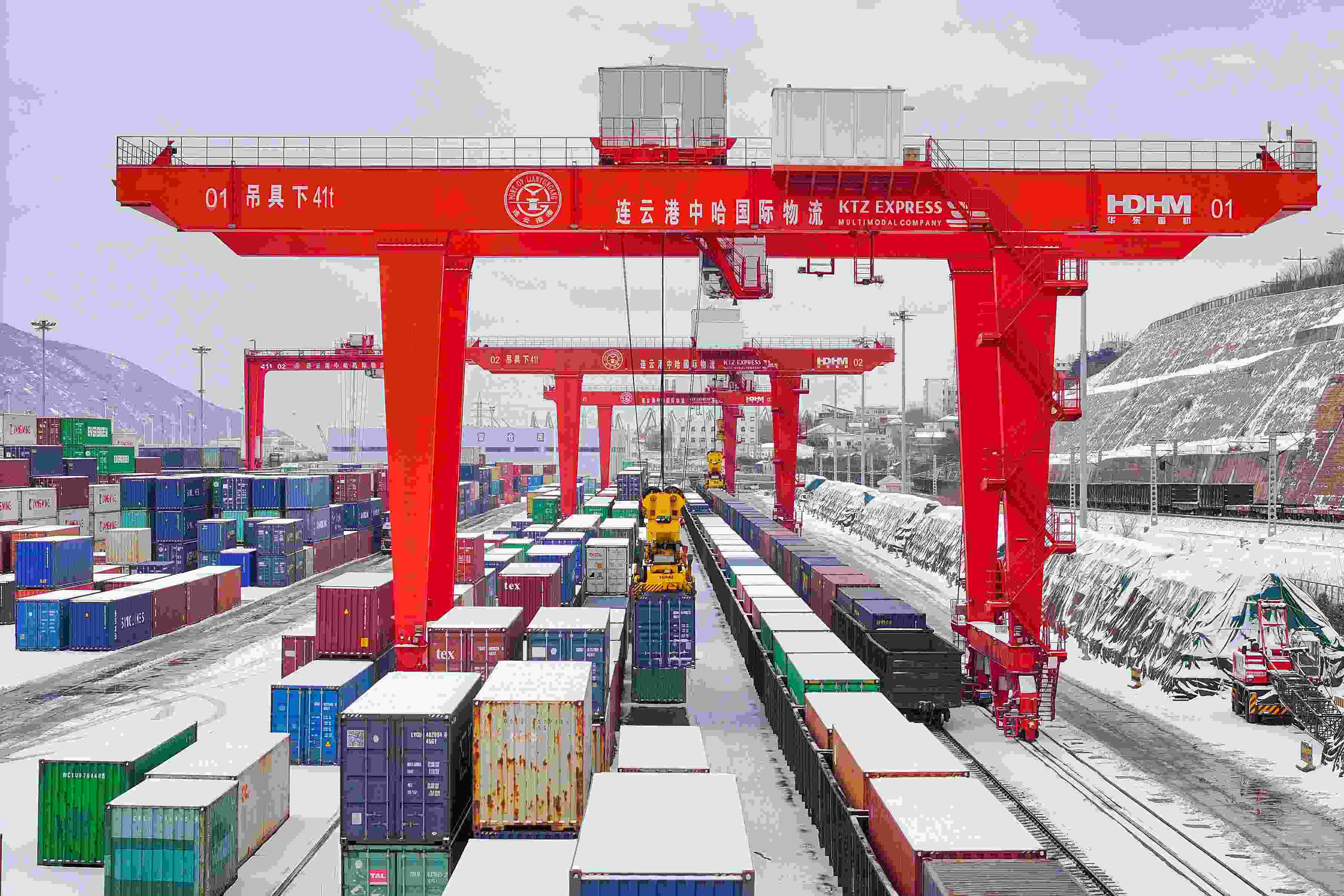 2024年2月22日，江蘇省連云港市中哈連云港物流合作基地，大型機(jī)械正在吊裝集裝箱。