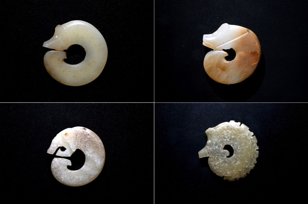 這是在殷墟博物館新館內(nèi)展出的龍形玉玦（拼版照片，1月9日攝）
