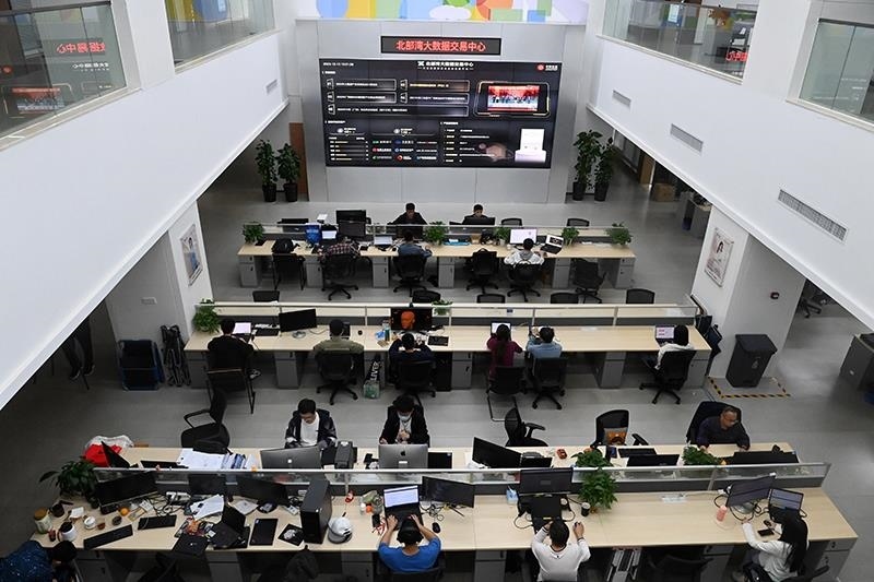 2023年12月12日，中國(guó)－東盟信息港股份有限公司員工在工作中。