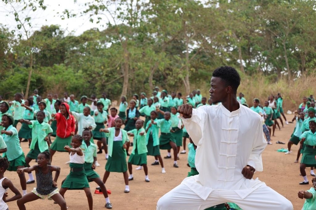 2月20日，在塞拉利昂首都弗里敦，當?shù)貙W生在上武術課。
