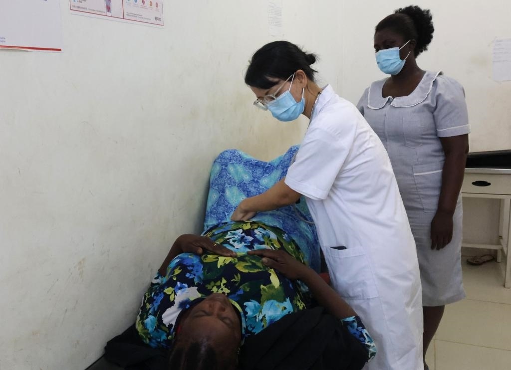 2023年2月27日，在塞拉利昂首都弗里敦，一名中國醫(yī)療隊的醫(yī)生正在為患者檢查身體。