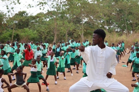 2月20日，在塞拉利昂首都弗里敦，當(dāng)?shù)貙W(xué)生在上武術(shù)課。